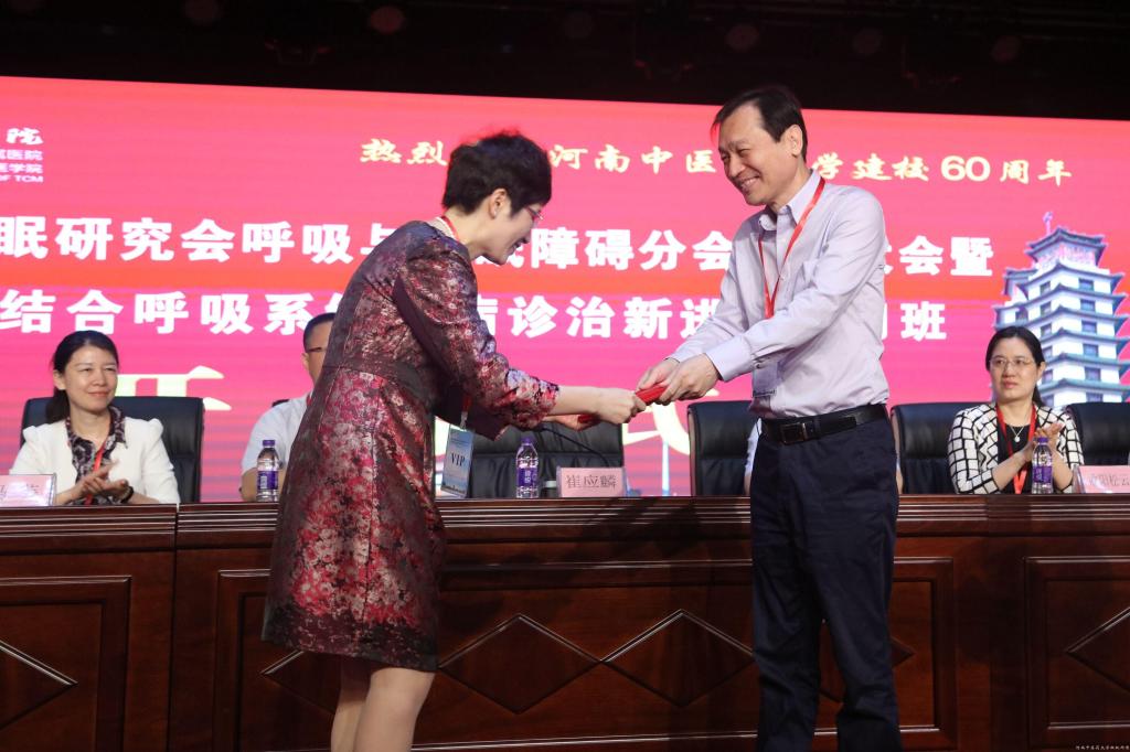 崔應(yīng)麟院長(zhǎng)為孟泳頒發(fā)主委證書